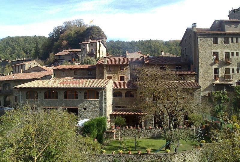 Sendero en un bosque  El contenido generado por IA puede ser incorrecto.