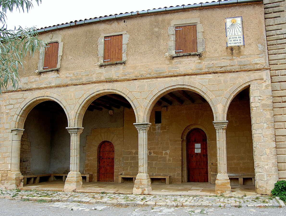 Torre de un edificio de piedra  El contenido generado por IA puede ser incorrecto.