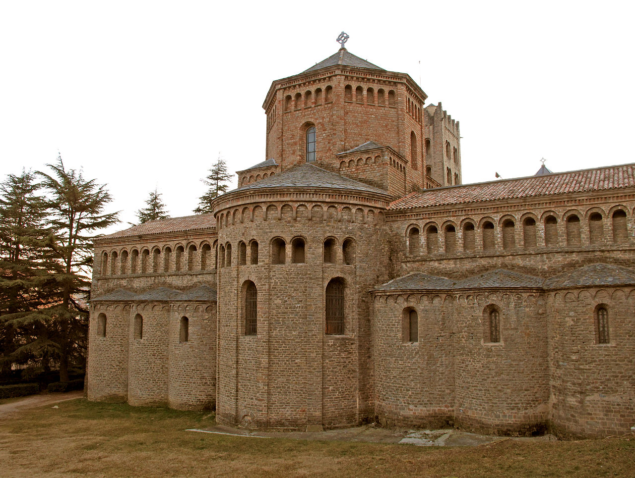 Torre de un edificio de piedra  El contenido generado por IA puede ser incorrecto.