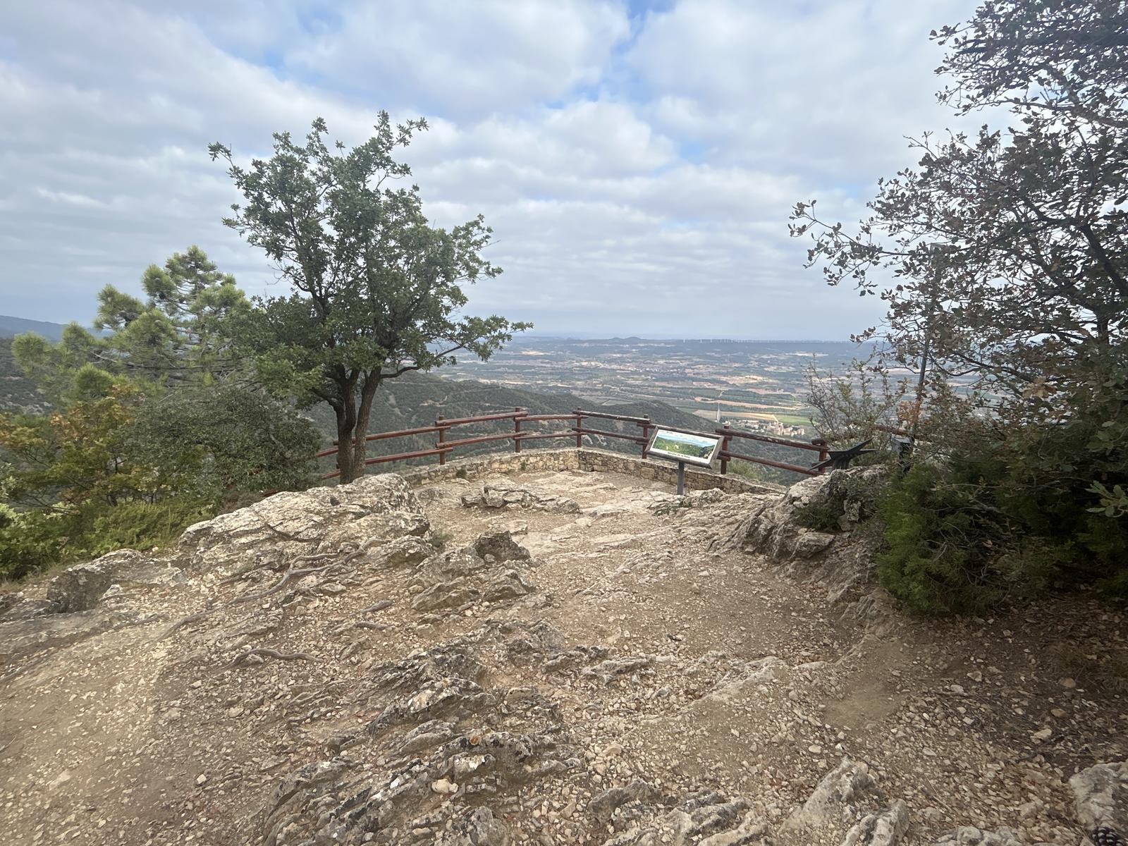 Torre de un edificio de piedra  El contenido generado por IA puede ser incorrecto.