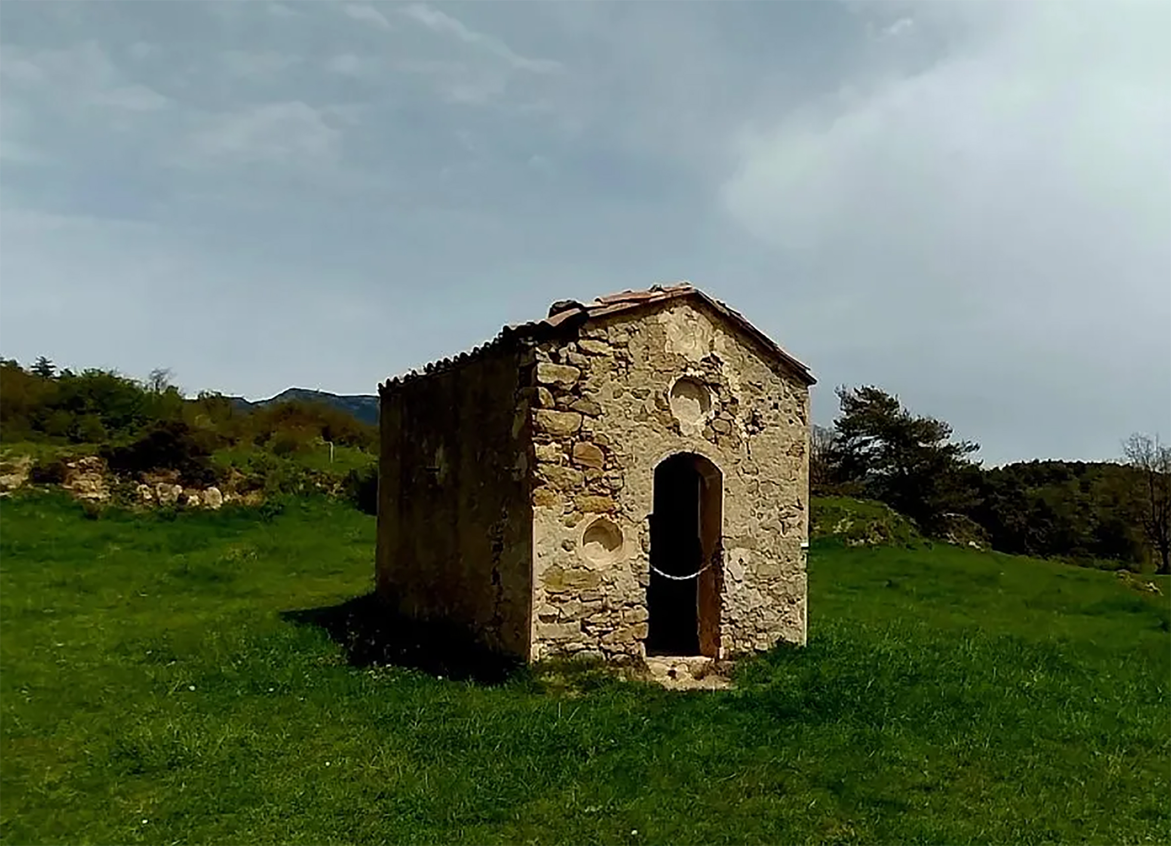 Sendero en un bosque  El contenido generado por IA puede ser incorrecto.