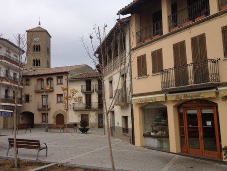 Torre de un edificio de piedra  El contenido generado por IA puede ser incorrecto.